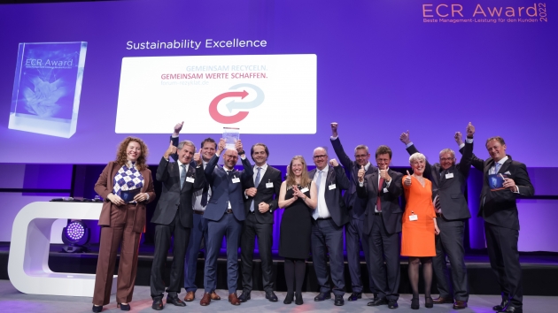 Sieger des ECR Awards 2022 geehrt - Mitglieder des Forum Rezyklat freuen sich die Auszeichnung mit dem ECR Sustainability Excellence Award - Quelle: GS1 Germany GmbH